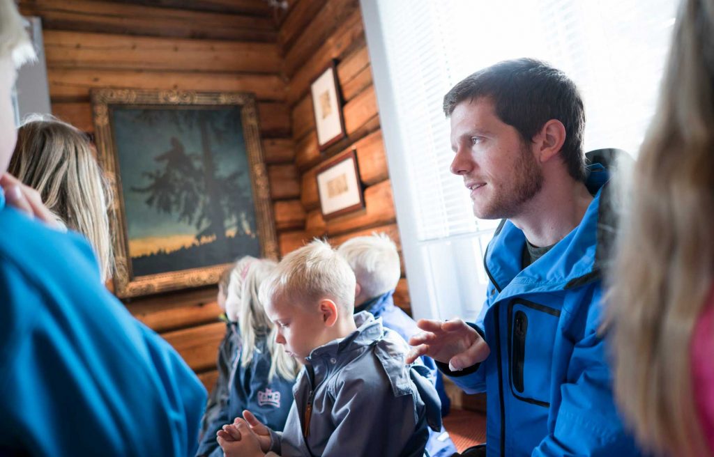 Lasse H. Bjørnland guider barn på Kittelsen-museet.