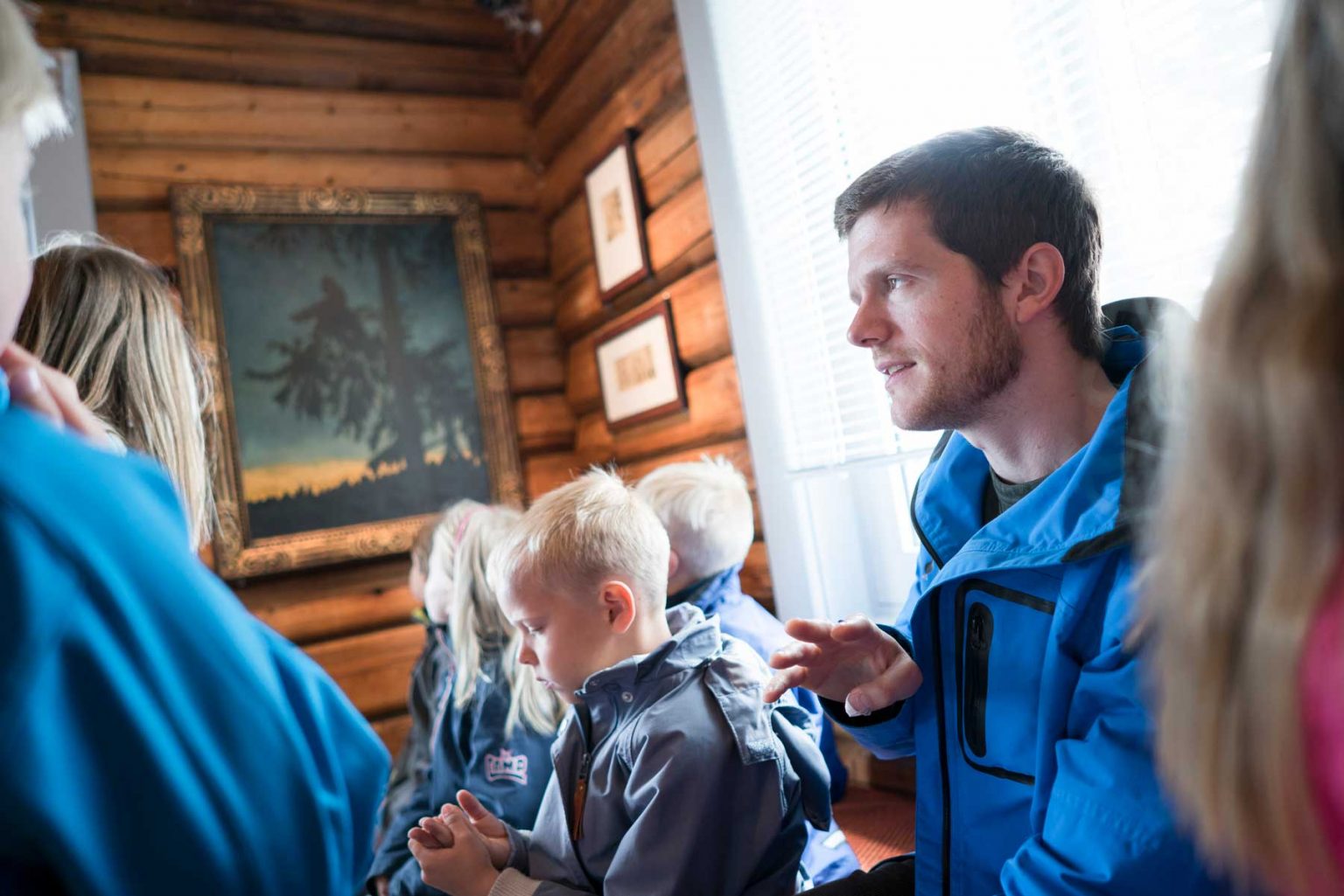 Lasse H. Bjørnland guider barn på Kittelsen-museet.
