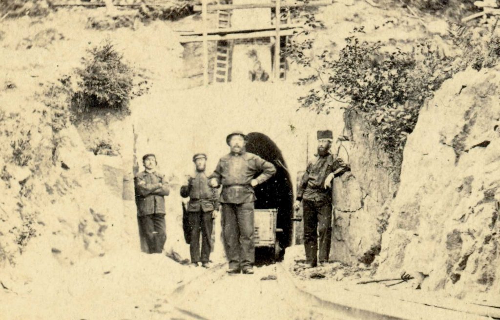 Utsnitt av Gerckes foto 1860-årene foran Ludwig Eugen Stoll, Koboltgruvene.