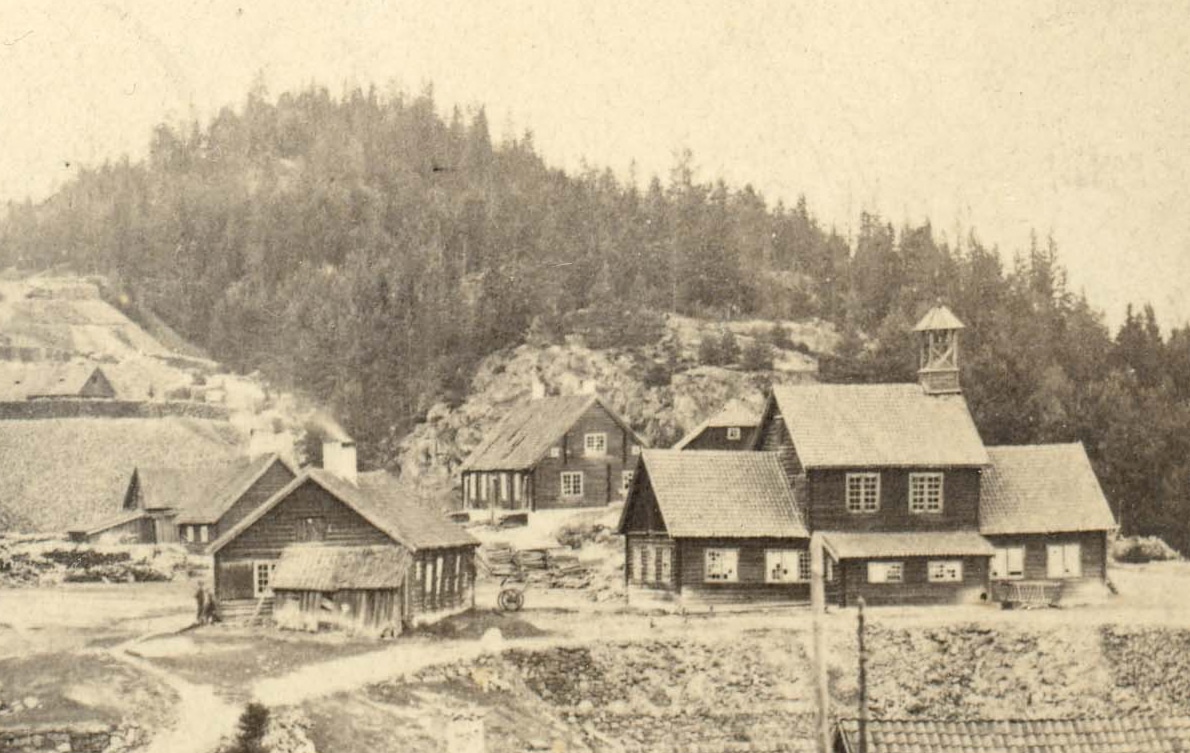 Koboltgruvene med Scheidehuset i fokus. Utsnitt av fotograf Gerckes bilde fra 1860-årene.