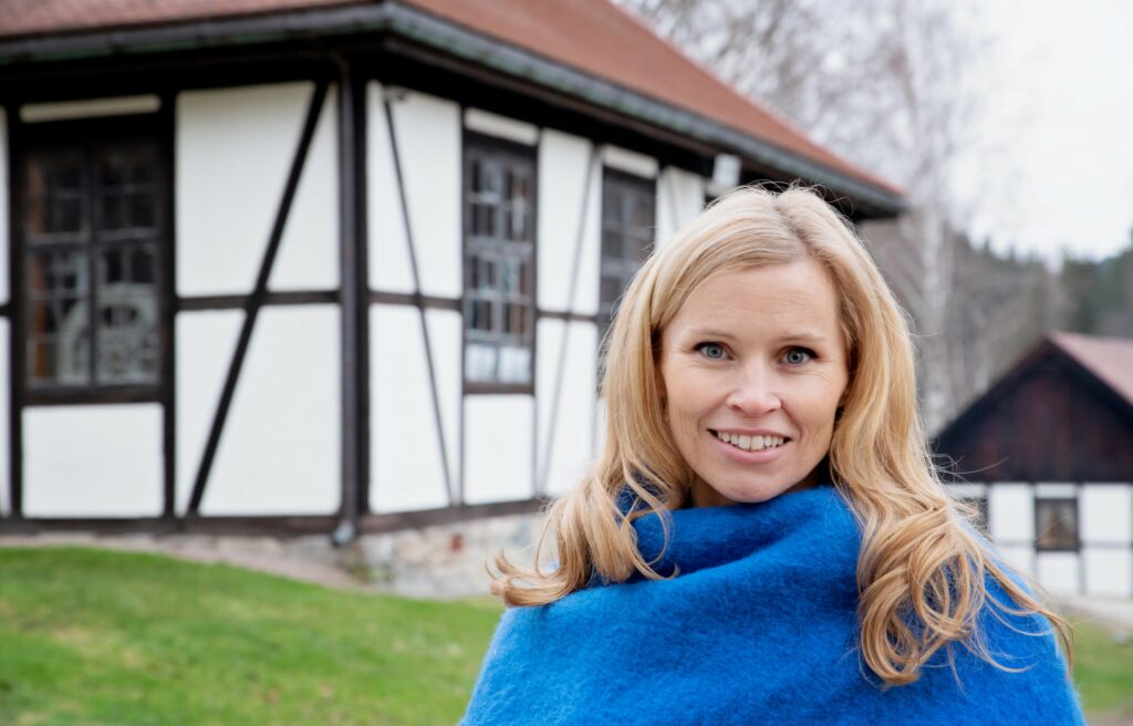 Elisabeth Almendingen, forfatter av Gruvearbeiderens datter, ved Glasshytten på Blaafarveværket.