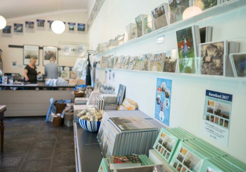 Museumsbutikken, bokhandelen i maleriutstillingen på Blaafarveværket.